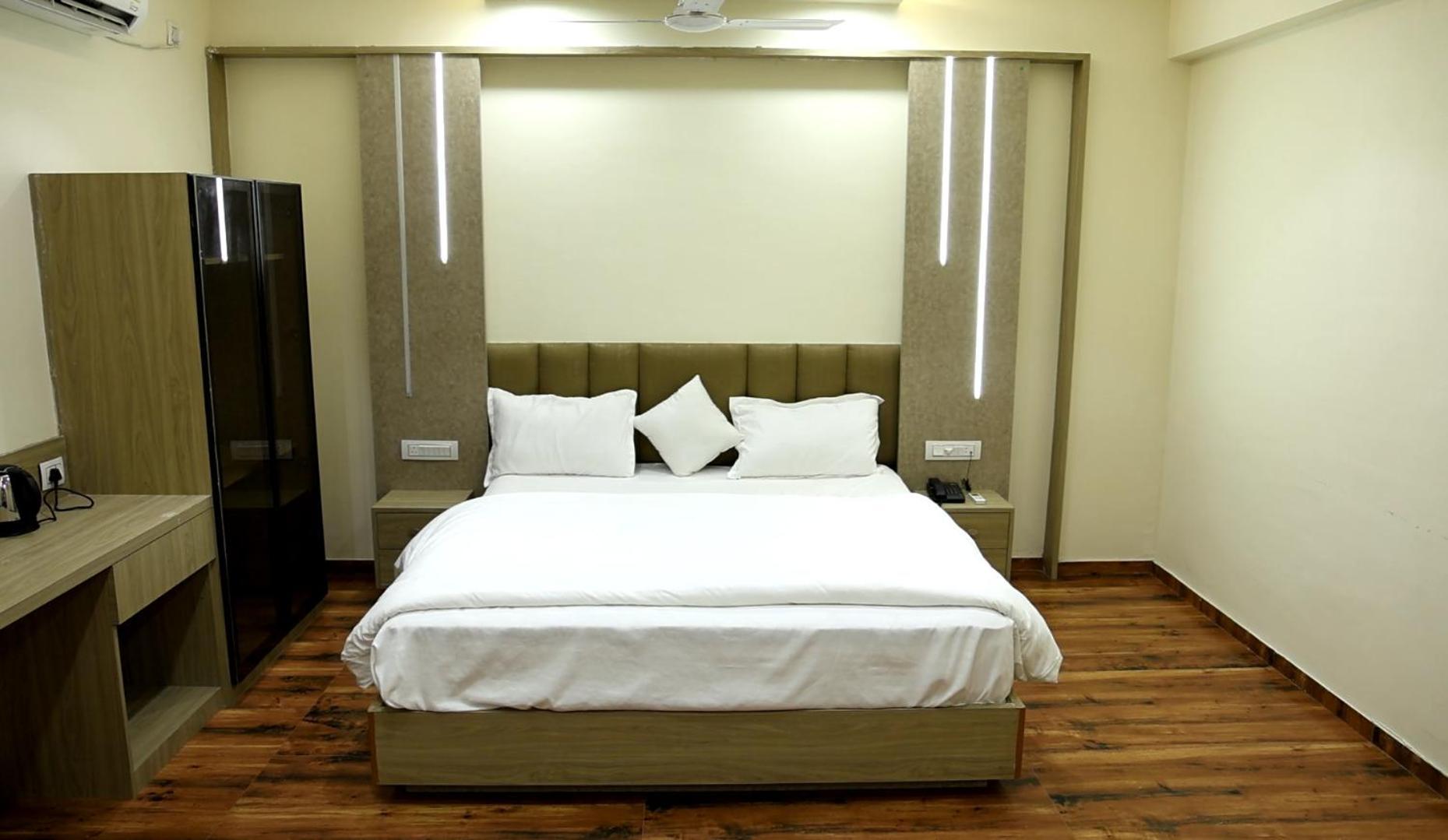 Hotel Royal Bistro Mahesana ภายนอก รูปภาพ