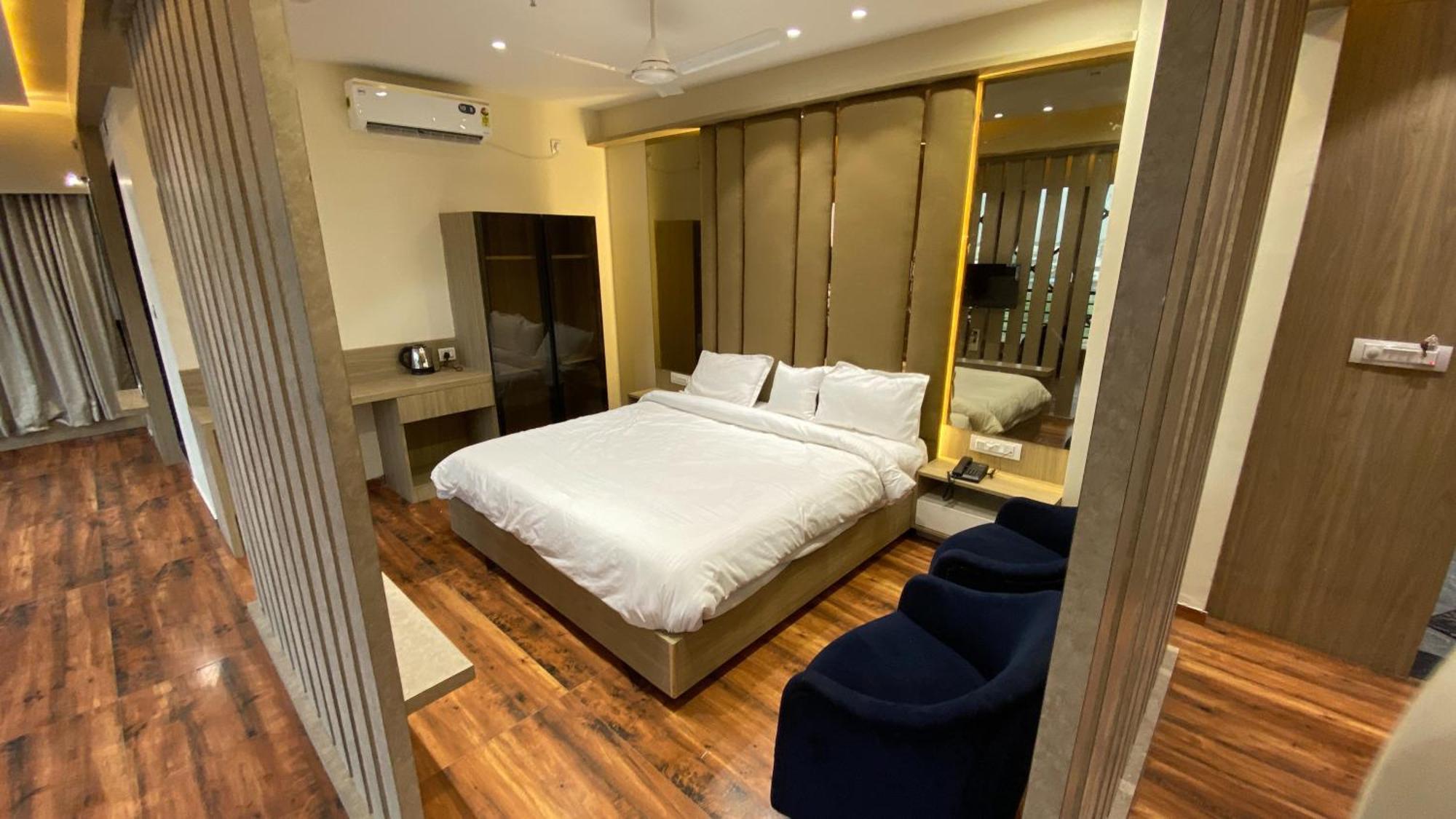 Hotel Royal Bistro Mahesana ภายนอก รูปภาพ