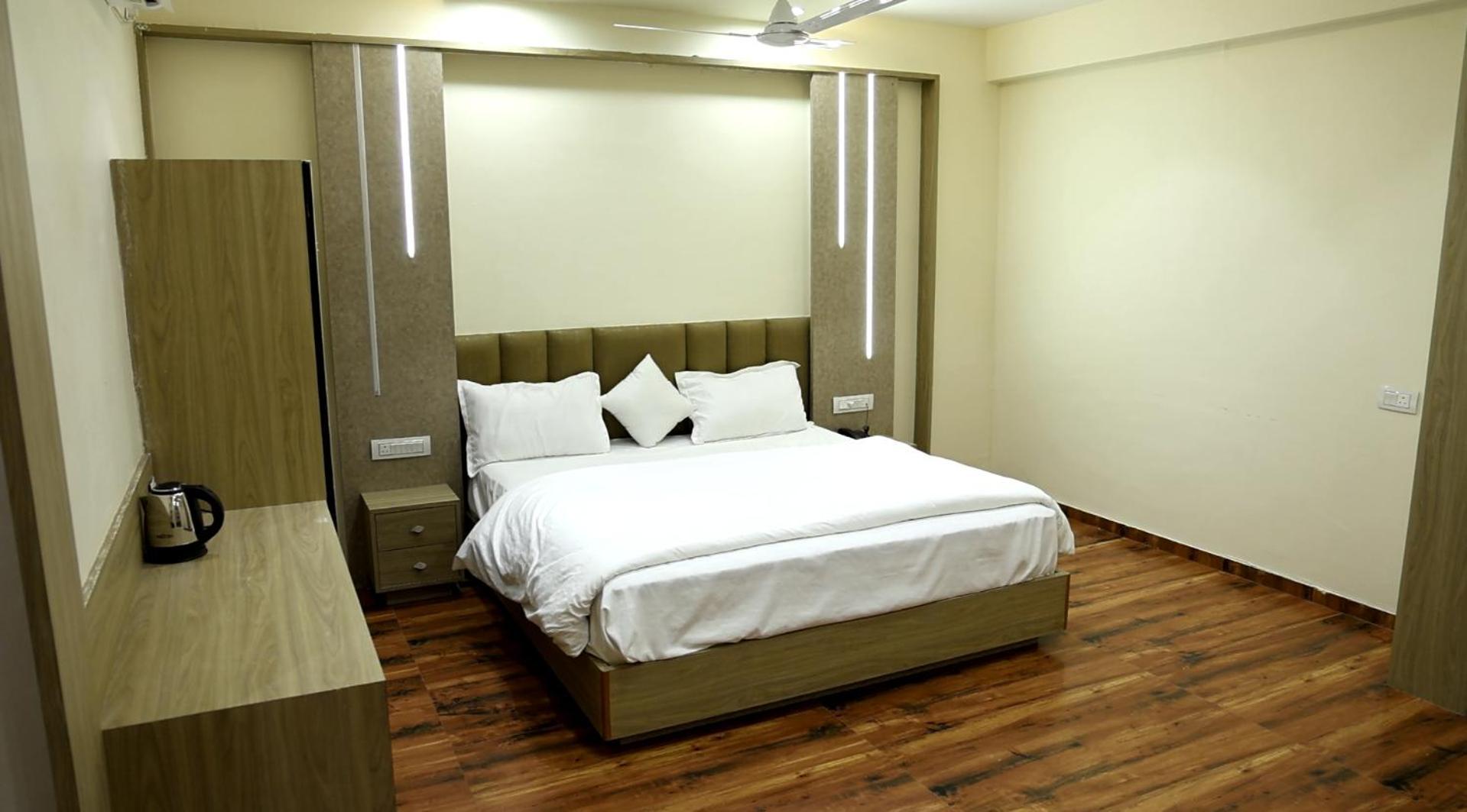 Hotel Royal Bistro Mahesana ภายนอก รูปภาพ