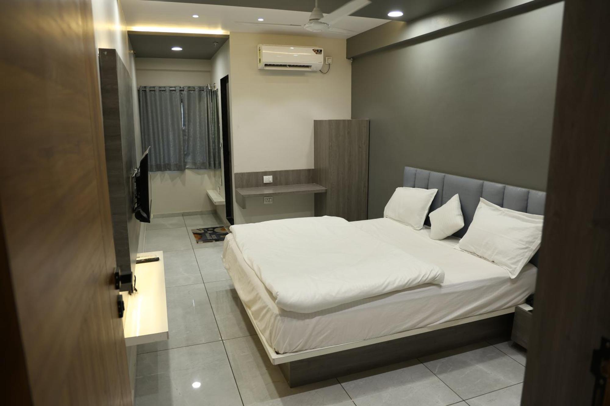 Hotel Royal Bistro Mahesana ภายนอก รูปภาพ