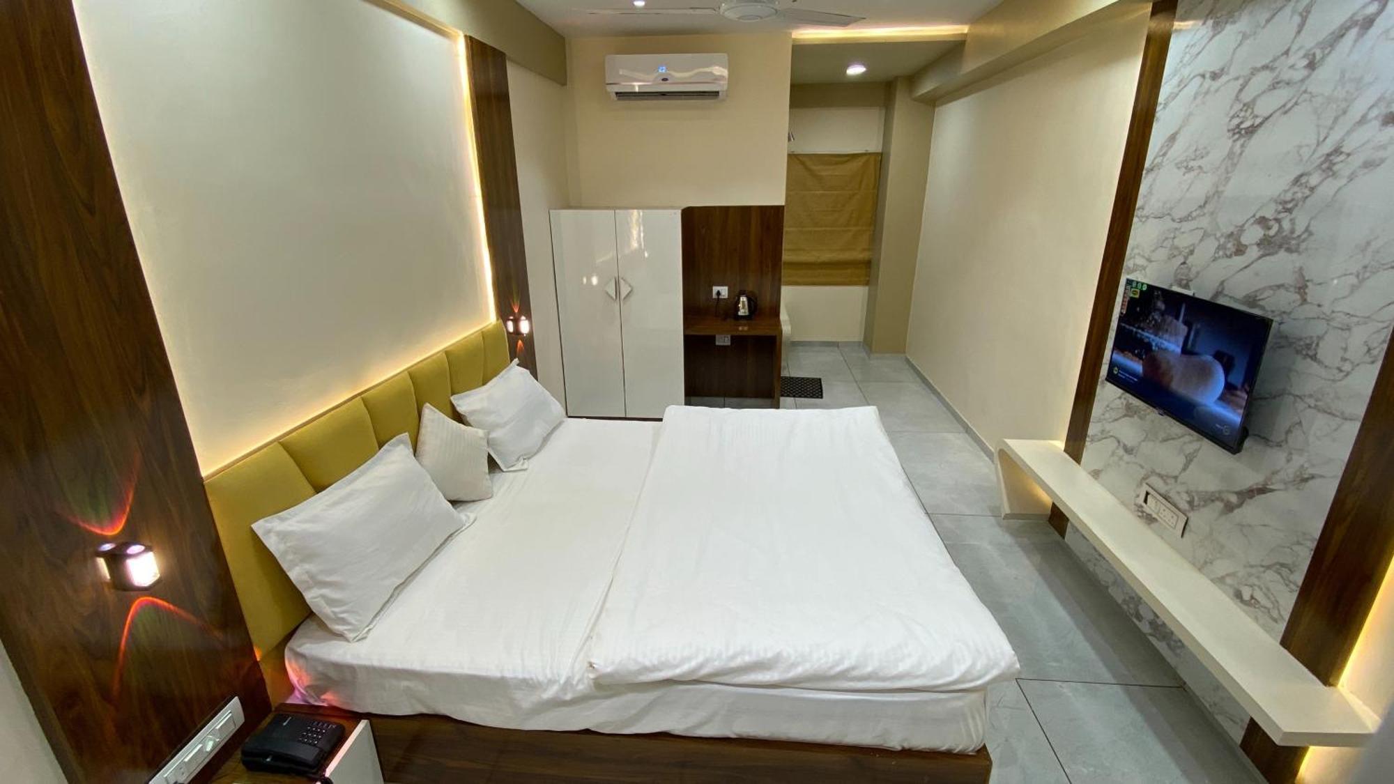 Hotel Royal Bistro Mahesana ภายนอก รูปภาพ