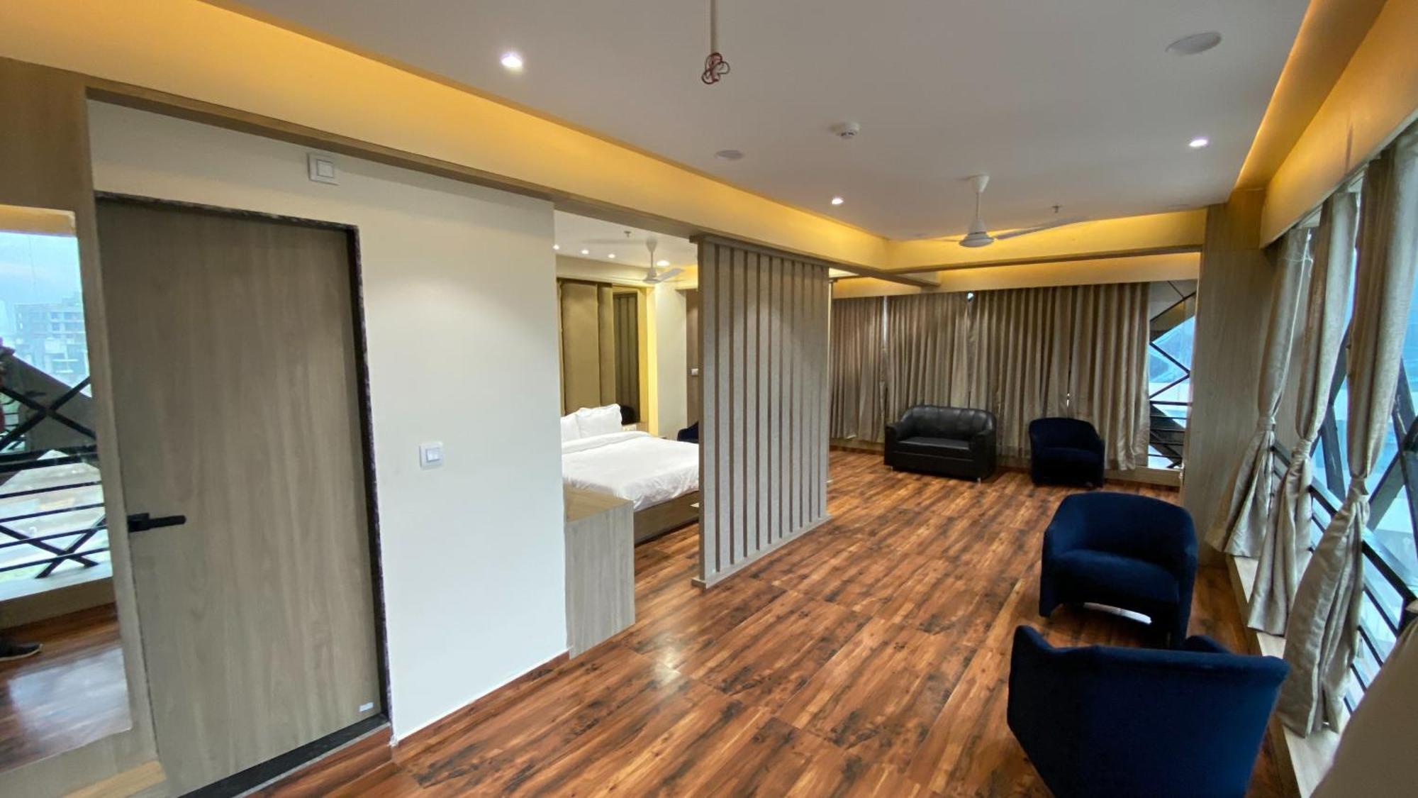 Hotel Royal Bistro Mahesana ภายนอก รูปภาพ