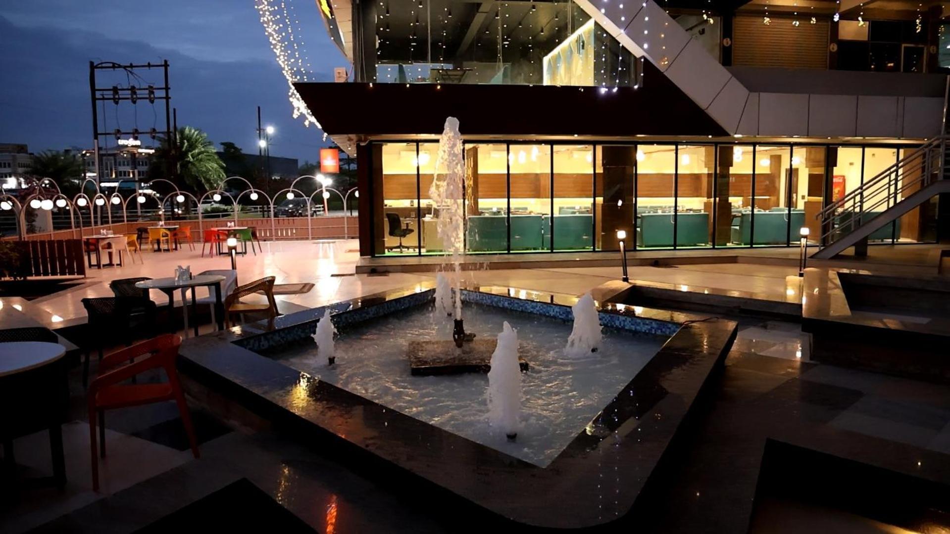 Hotel Royal Bistro Mahesana ภายนอก รูปภาพ