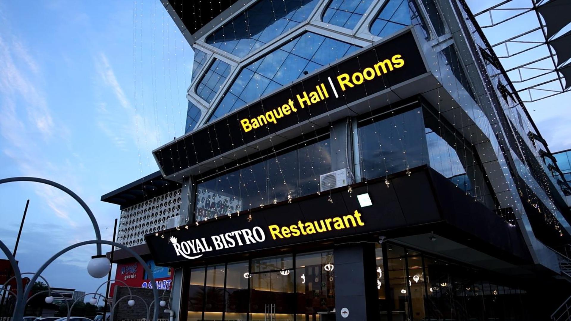 Hotel Royal Bistro Mahesana ภายนอก รูปภาพ