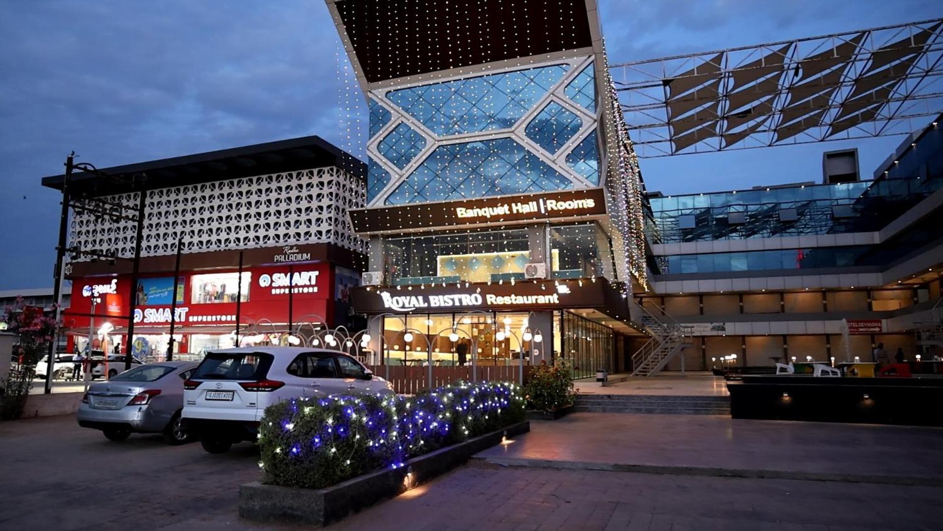 Hotel Royal Bistro Mahesana ภายนอก รูปภาพ